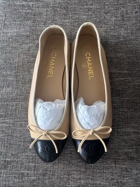 CHANEL Beige and Black Cap-Toe Leather Ballet Flats